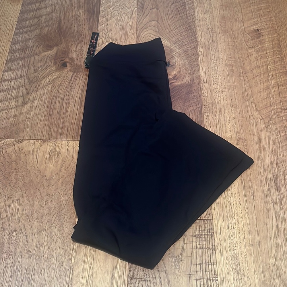 NWT Suzette Collection Woman’s Black Flare Leggings Size M (8/10)